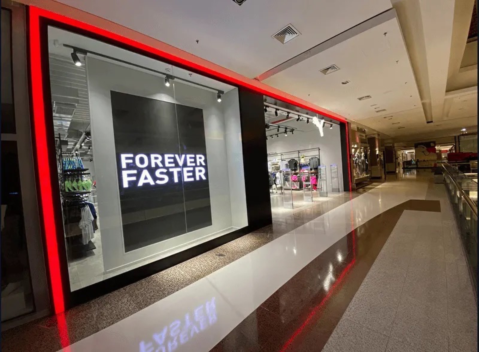 Vitrine da loja Puma no Morumbi Shopping com painel de LED exibindo a mensagem Forever Faster