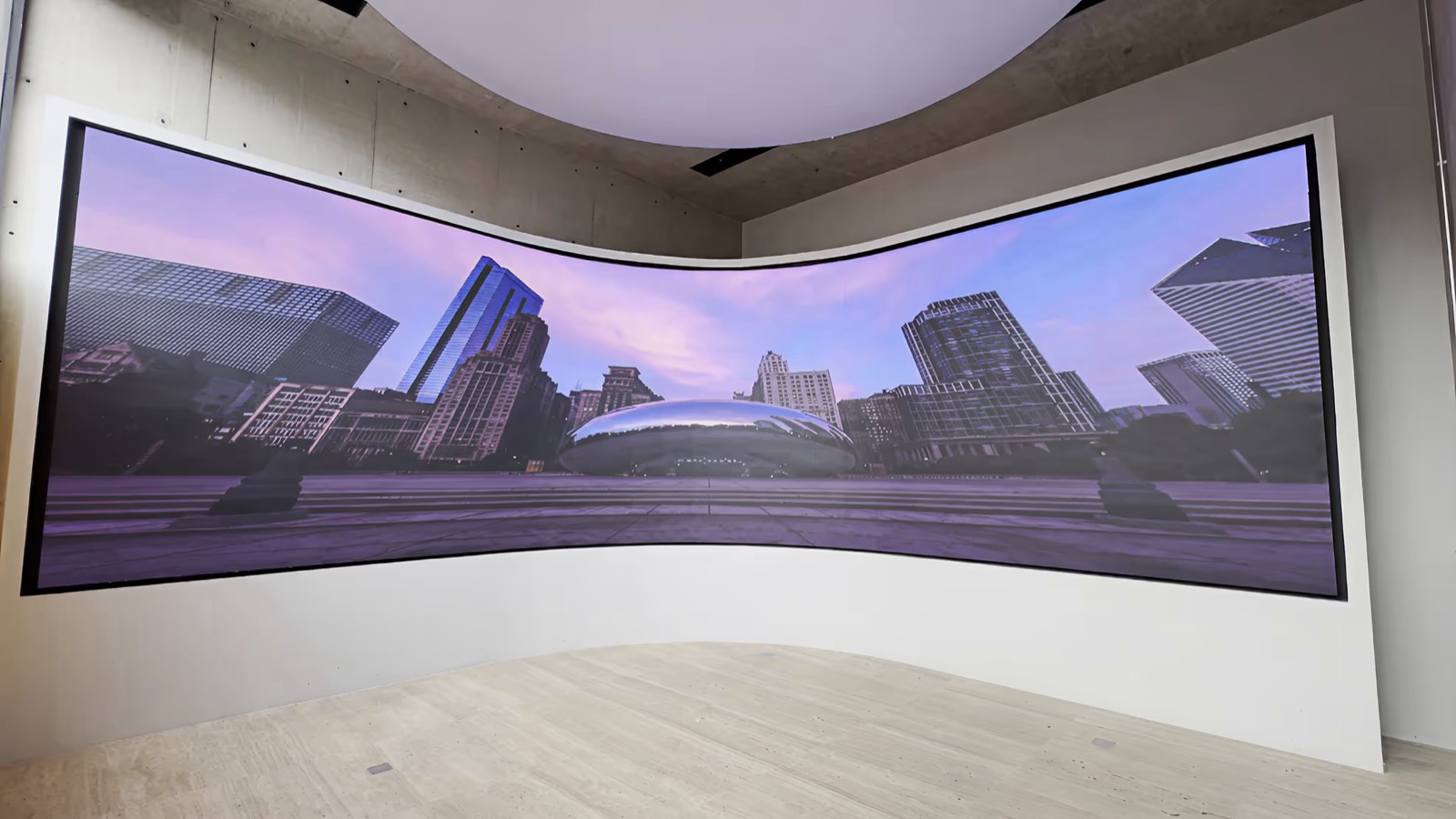 Painel de LED curvo indoor exibindo imagens de uma cidade no showroom ZEEKR