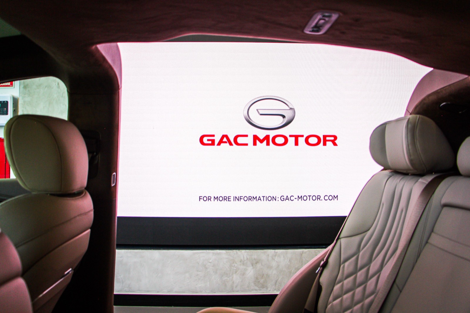 Painel de LED com o logotipo GAC Motor visto de dentro de um carro