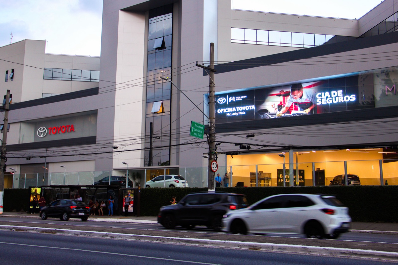 Painel de LED visto da rua, na fachada da concessionária Toyota da Av. Pacaembu