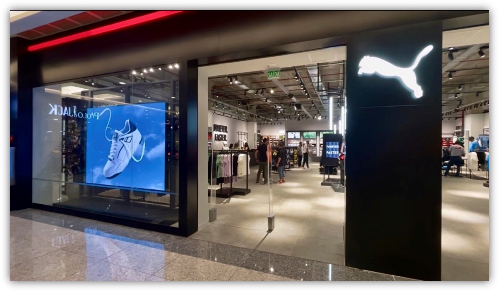 Fachada da loja Puma no Shopping Metrô Tatuapé com painel de LED exibindo um tênis na vitrine