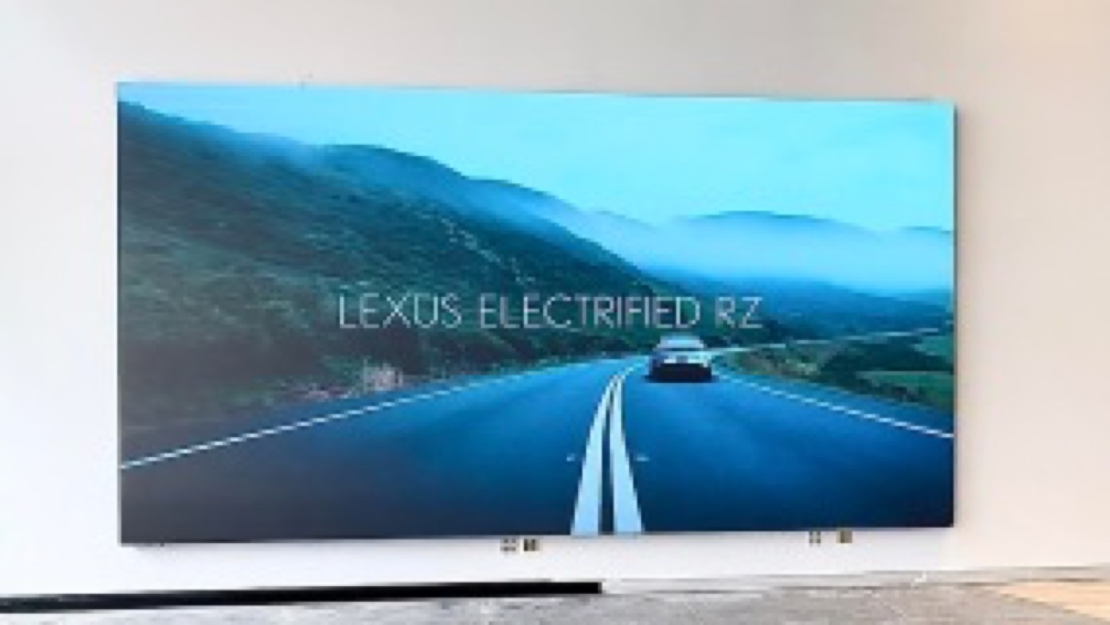 Painel de LED na parede exibindo um carro em uma estrada
