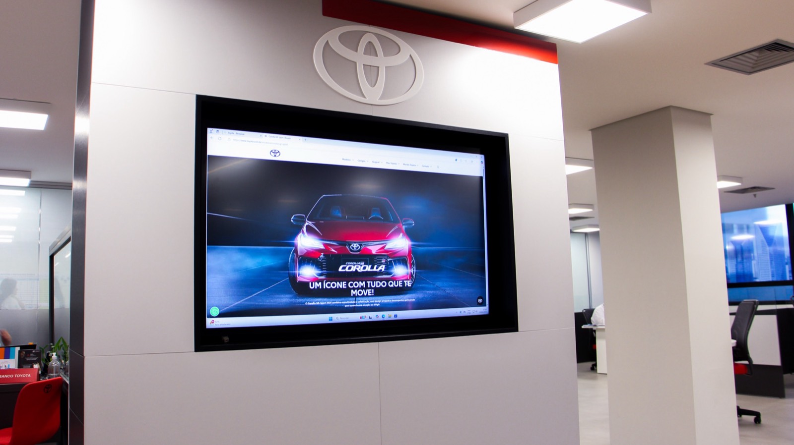 Monitor profissional embutido na parede de uma concessionária Toyota