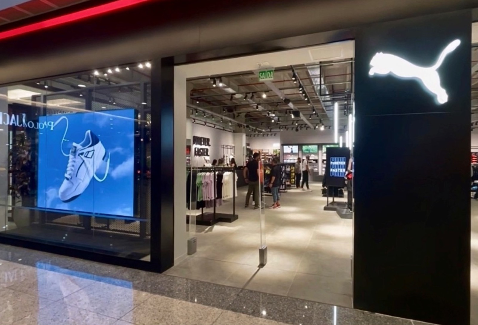 Painel de LED na vitrine de uma loja da Puma em shopping